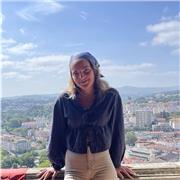 Tengo un grado en educación primaria y estoy cruzando un master en psicopedagogía. Soy profesora de Francés nativa